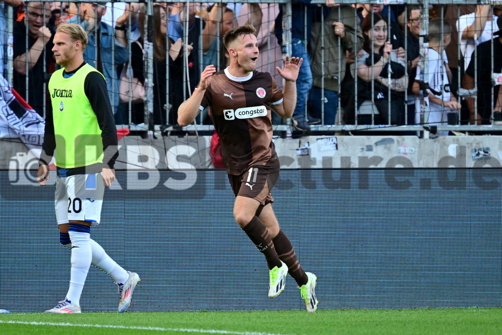 KBS Picture_FCStPauli-AtalantaBergamo_Test_046 | St. Pauli Torjubel zum 1:0 Torschuetze ist Eggestein Johannes (St.Pauli) ,Sportplatz :  Millerntor Stadion, - Realisiert mit Pictrs.com