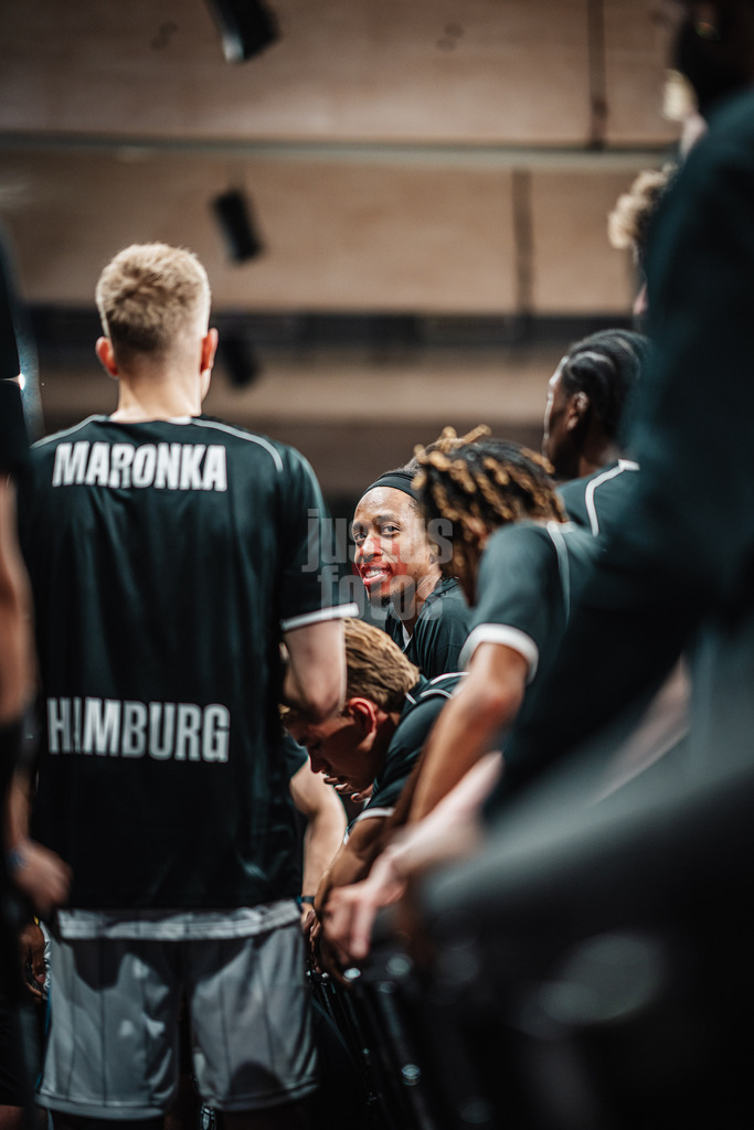 Basketball | Männer | Saison 2024/2025  | easyCredit Basketball Bundesliga | Testspiel | Veolia Towers Hamburg vs. EWE Baskets Oldenburg | 25.08.2024 | Keondre Kennedy (#11, Veolia Towers Hamburg) guckt in die Kamera