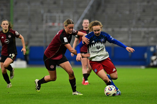 Fußball I Frauen I Saison 2025-2026 I Bundesliga I 10. Spieltag I Hamburger SV - 1. FC Nürnberg I 47033 | Klara Svensson Senelius (2, 1. FC Nürnberg) Melanie Brunnthaler (11, Hamburger SV) - Realisiert mit Pictrs.com