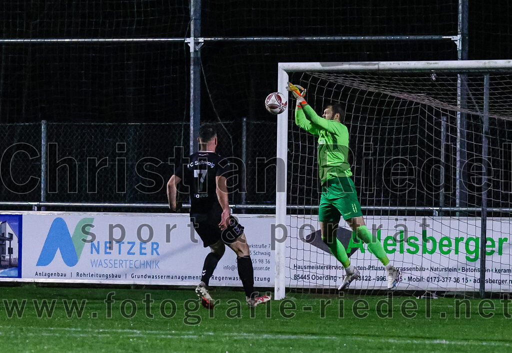 2024-03-15_034_FC_Schwaig_gegen_1_FC_Garmisch-Partenkirchen | Oberding, Deutschland, 15.03.2024:
Fußball, Landesliga Südost 2023 / 2024, 25. Spieltag, FC Schwaig gegen 1. FC Garmisch-Partenkirchen, Endergebnis: 4:0

Tobias Paulus (FC Schwaig, #7), Torwart David Salcher (1. FC Garmisch-Partenkirchen, #1)

Foto: Christian Riedel / fotografie-riedel.net