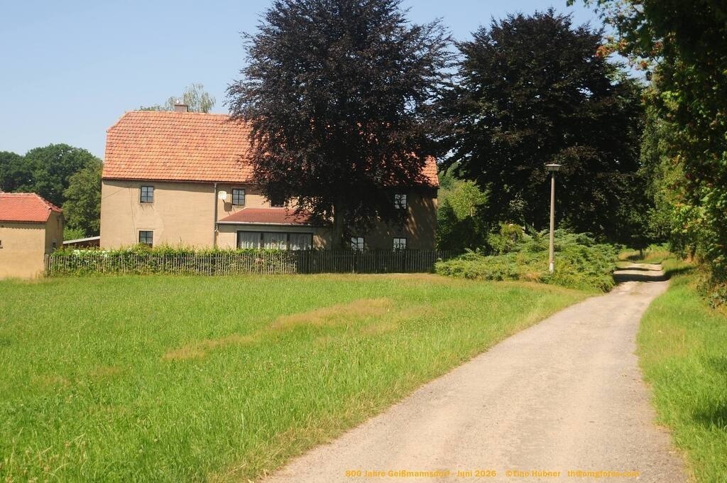 Geißmannsdorf-2026-Ortsbilder-620 | Geißmannsdorf bei Bischofswerda im Sommer 2026. Ein fotografischer Streifzug durch das Dorf Geißmannsdorf, mit Gebäuden, Straßen, Strohpuppen und geschmückten Vorgärten und Grundstücken anlässlich der 800-Jahr-Feier von Geißmannsdorf im Juni 2026 - Realisiert mit Pictrs.com