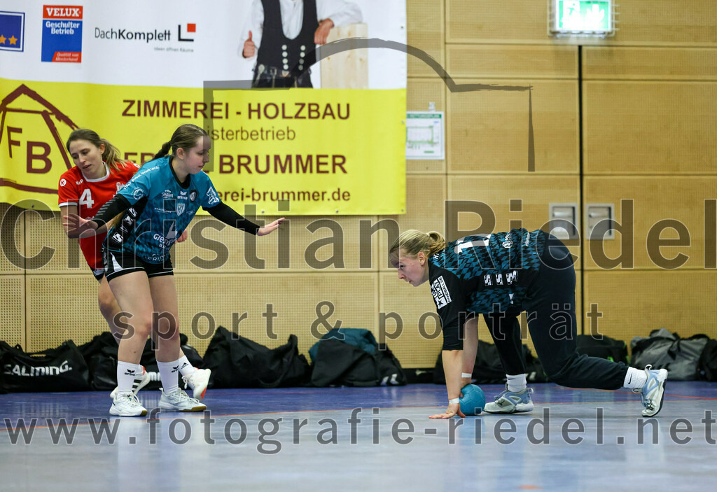 2022-11-27_020_SV_Anzing_gegen_HT_Muenchen_II | Anzing, Deutschland, 27.11.2022:
Handball, Bezirksliga 2022 / 2023, 7. Spieltag, SV Anzing gegen HT München II, Endergebnis: 28:32

Louisa Böhm (SV Anzing, #4), Katharina Slavik (HT München, #9), Torfrau Jana Amelie Rogozinski (HT München, #17)

Foto: Christian Riedel / fotografie-riedel.net