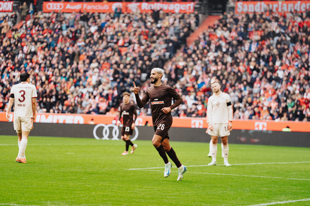 FCS06941 | Der offizielle Shop für FC St. Pauli Fotos. Wähle aus Spielszenen & Fanmomenten dein FCSP Wunschformat. Wir liefern Millerntor-Atmosphäre.