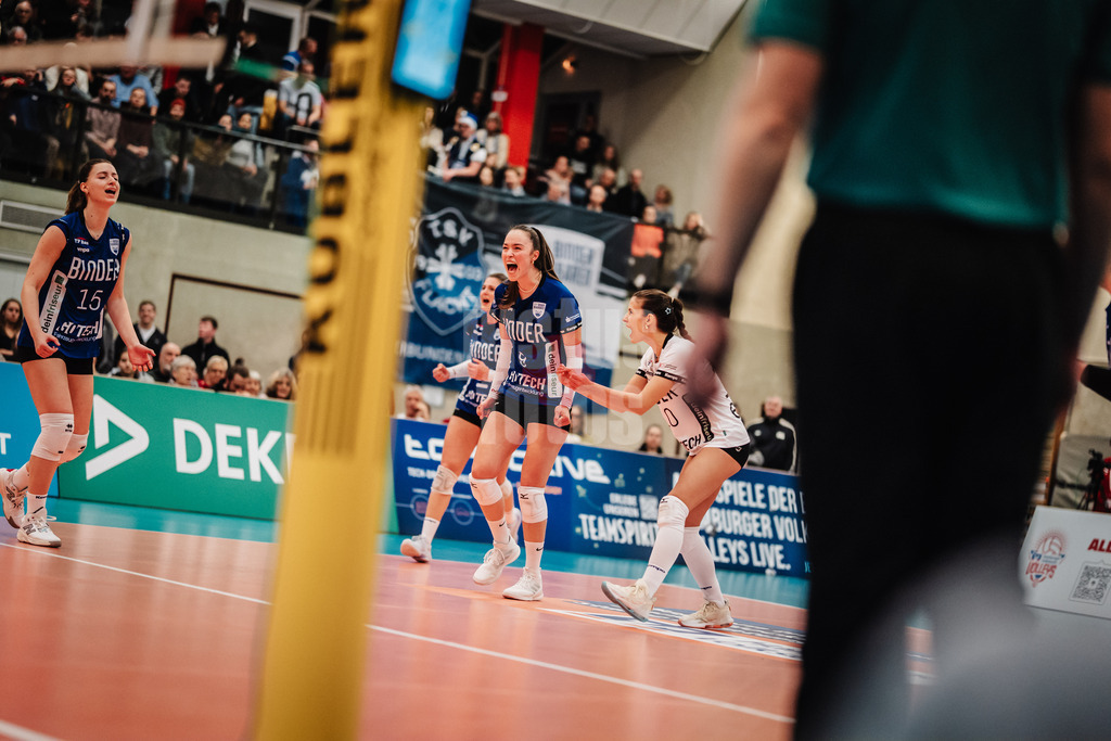 Volleyball | Frauen | Saison 2025/2026 | Volleyball Bundesliga | ETV Hamburger Volksbank Volleys vs. Binder Blaubären TSV Flacht | 06.12.2025 | Jubel Flacht v.l. Lizzy Irine Lobzhanidze (#15, Binder Blaubären TSV Flacht), Frauke Neuhaus (#11, Binder Blaubären TSV Flacht), Sara Marjanovic (#9, Binder Blaubären TSV Flacht) und Leonie Büdenbender (#10, Binder Blaubären TSV Flacht)