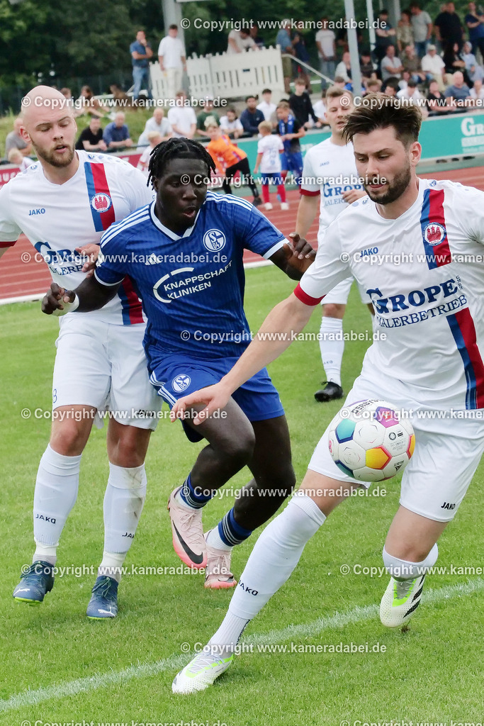 Fußball : Testspiel : SuS 09 Dinslaken - Schalke 04 U 19 am 25.07.2024 | Foto : Jochen Emde / www.kameradabei.de - Realisiert mit Pictrs.com