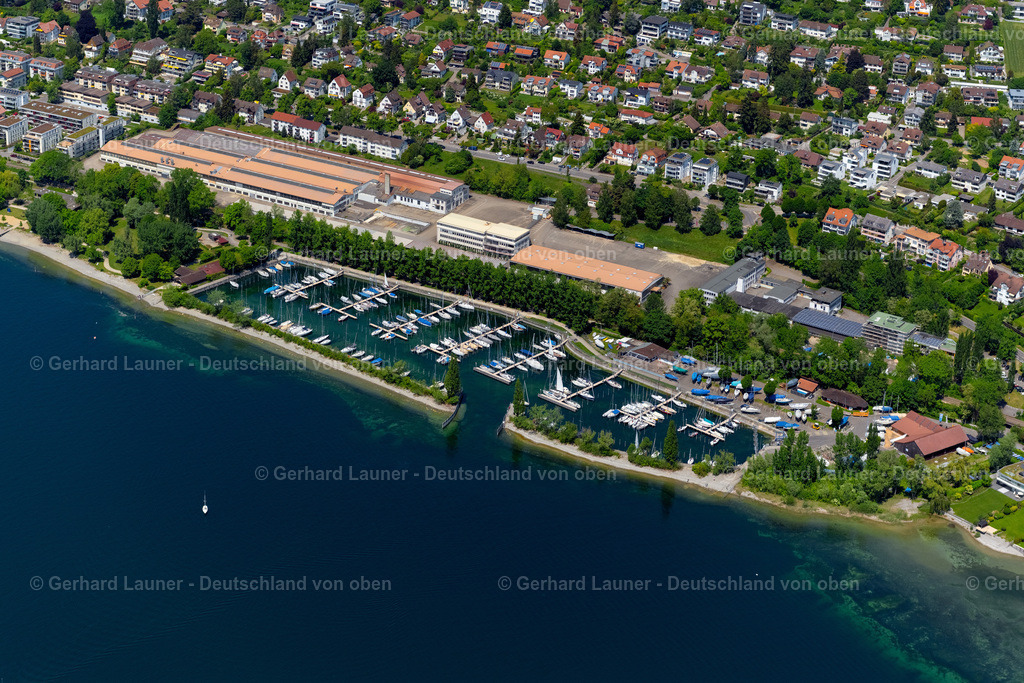4027617 | ÜBERLINGEN 17.05.2020 Yachthafen mit Sportboot- Anlegestellen und Bootsliegeplätzen am Uferbereich in Überlingen im Bundesland Baden-Württemberg, Deutschland. // Pleasure boat marina with docks and moorings on the shore area in Ueberlingen in the state Baden-Wuerttemberg, Germany. Foto: Gerhard Launer