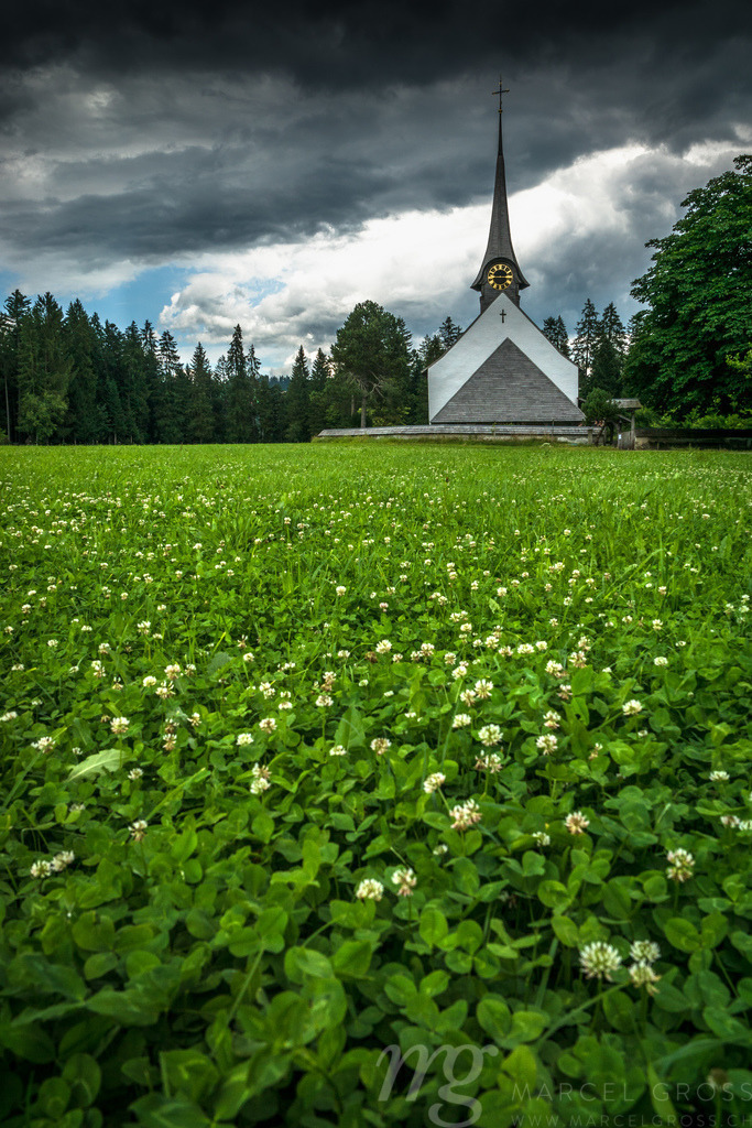 Gewitterstimmung über der Kirche Wützbrunnen in Röthenbach im Emmental | Die ideale Geschenkidee für Naturliebhaber. Naturbilder von Marcel Gross Photography für ihr Zuhause in den verschiedensten Formaten und Materialien. - Realisiert mit Pictrs.com