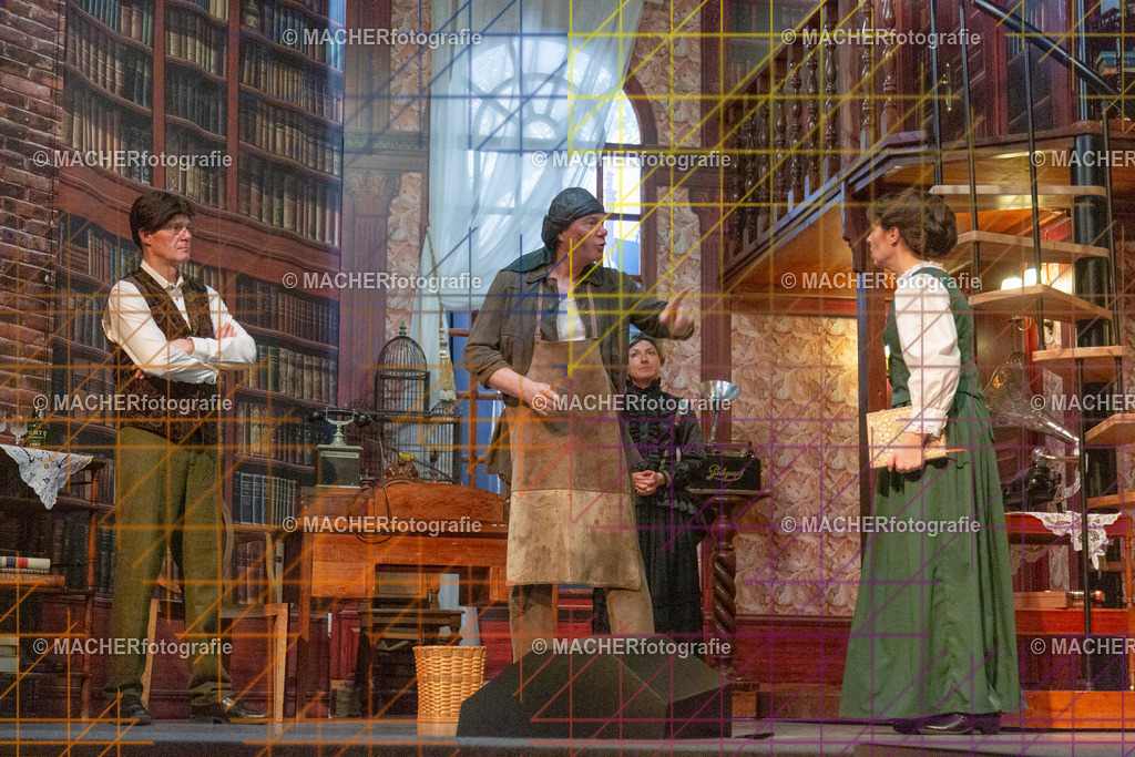 186_MFL-2025 | Portraitbilder von Regisseur; Darsteller; Techniker; Maske; Kostüme; Chor; Musiker; Bilderserie der Generalprobe und der Premierenvorstellung, Szenenbilder; Ausdrucksstudien; Bühnenüberblick; Bühnenkulissen; Pressefotos inkl. Redaktionsfoto Darstellergruppe.