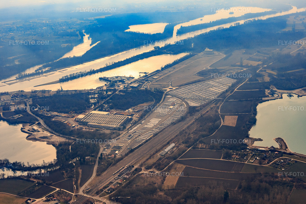 Aerial view: ARCHICUB - Parking area for the import of trucks and cars by Walon in Lauterbourg in the state Bas-Rhin, France. – Photo: IMG_096961.jpg taken on 02/19/2017 by Werner Riehm/FLY-FOTO.com – Resolution of the original: 5472 x 3648 px – Solutions logistiques pour l'industrie:
