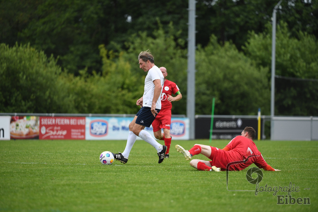 SV Brake Ü40-BW Bümmerstede (Ü40) | Kreispokal Finale Jade-Weser-Hunte Ü40; SV Brake Ü40 (rot)-BW Bümmerstede Ü40 (weiß) am 15.06.2025 in Rastede (Sportanlage Köttersweg), Photo: Philip Eiben 2025 - Realisiert mit Pictrs.com