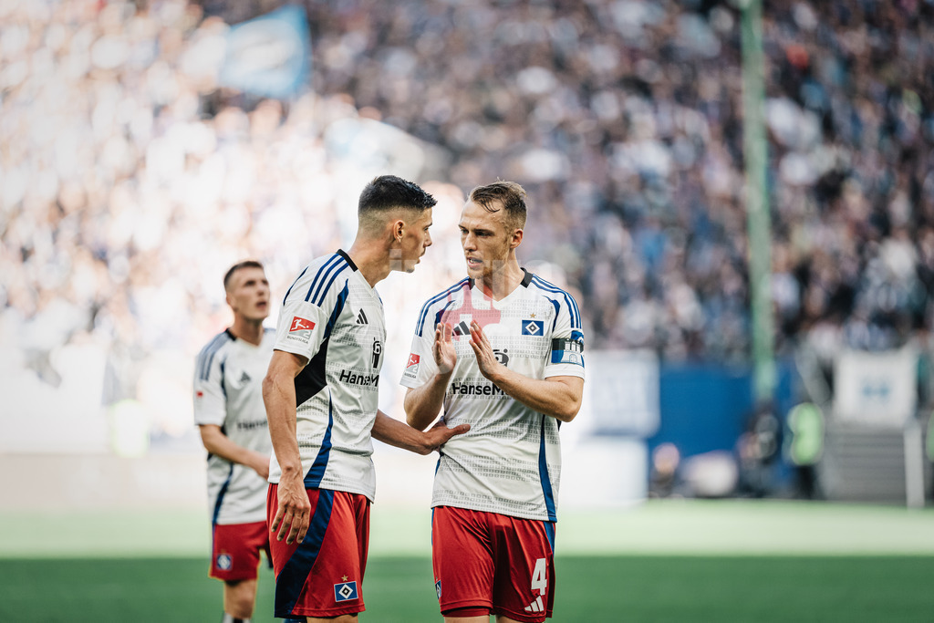 Fußball | Männer | Saison 2024/2025 | 2. Fußball-Bundesliga | 7. Spieltag | Hamburger SV vs. SC Paderborn 07 | 28.09.2024 | v.l. Dennis Hadzikadunic (#5, HSV) krieg Anweisungen von Sebastian Schonlau (#4, HSV)