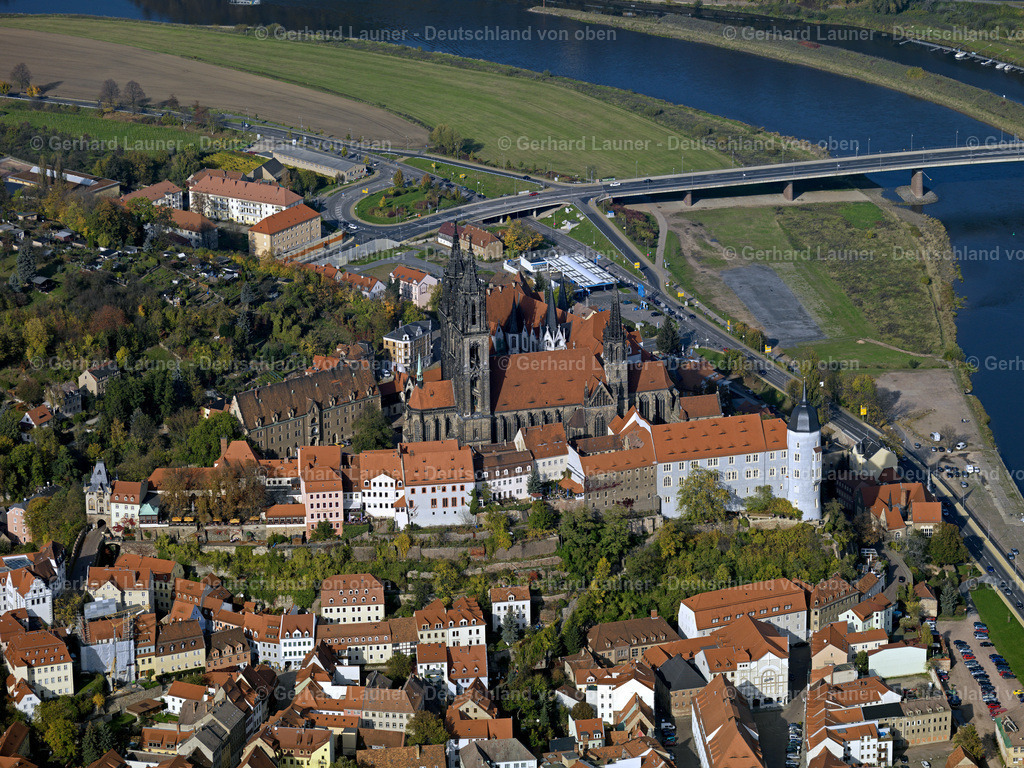 2888160 | MEIßEN 2008 Burganlage des Schloß Albrechtsburg mit dem Hochstift Dom am Domplatz am Ufer des Flußverlaufes der Elbe in Meißen im Bundesland Sachsen. Weiterführende Informationen bei: Hochstift Meißen,  Staatliche Schlösser, Burgen und Gärten Sachsen gemeinnützige GmbH (SBG),  Stadt Meißen. // Castle of Schloss Albrechtsburg on Domplatz in Meissen in the state Saxony. Further information at: Hochstift Meissen,  Staatliche Schloesser, Burgen und Gaerten Sachsen gemeinnuetzige GmbH (SBG),  Stadt Meissen. Foto: Gerhard Launer