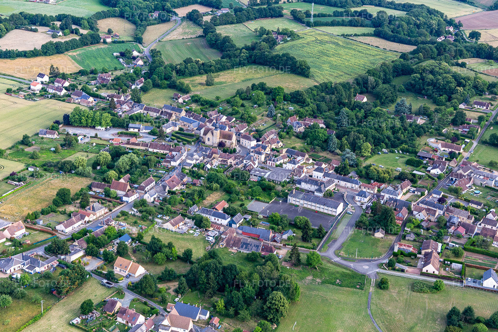 Luftbild: Ortsansicht in Saint-Michel-de-Chavaignes im Bundesland Sarthe in Frankreich. Foto: IMG_132454.jpg vom 14.06.2022 durch Werner Riehm/FLY-FOTO.de