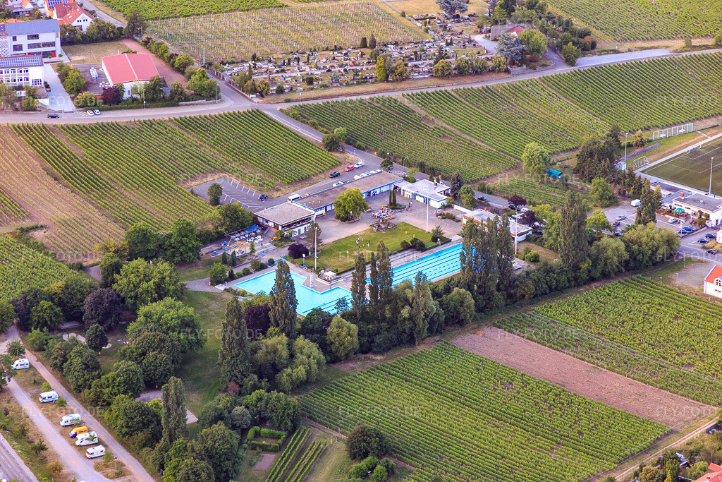Luftbild: Hambacher Schwimmbad e.V. im Ortsteil Hambach an der Weinstraße in Neustadt im Bundesland Rheinland-Pfalz in Deutschland. Foto: IMG_082759.jpg vom 25.06.2015 durch Werner Riehm/FLY-FOTO.deWWW.FREIBADHAMBACH.DE