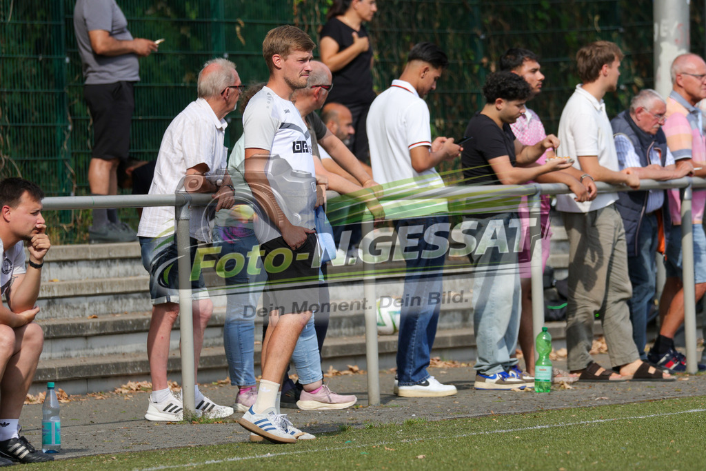 Bünder SV - TV Elverdissen | Auf dem Bild zu sehen: Bünder SV Trainer: Timo Westerbeck Bünder SV, TV Elverdissen, Saison 26/27, Kreisliga A, Bünde, Deutschland - Realisiert mit Pictrs.com