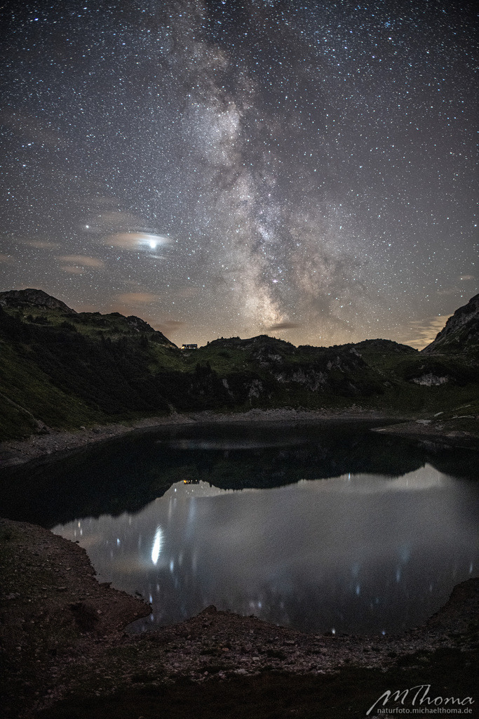 Milchstraße überm Formarinsee | Dies ist der Online-Shop von naturfoto.michaelthoma.de. Ich bin leidenschaftlicher Naturfotograf und fotografiere von der Andromedagalaxie bis zum Zwergtaucher, von der Ameise bis zum Orionnebel alles was mit Natur zu tun hat. Hier kann eine Auswahl meine - Realisiert mit Pictrs.com