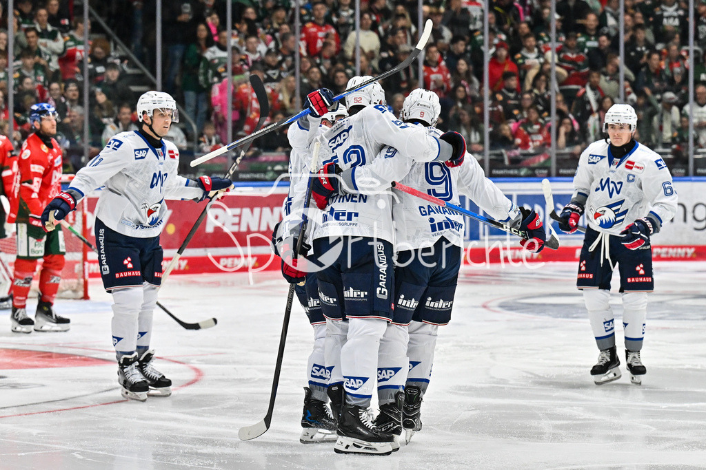 Augsburger Panther - Adler Mannheim | Jubel der Adler nach dem Treffer zum 2-2 durch Nicolas MATTINEN (Adler Mannheim 52) / Tor / Torschuetze / Freude / Happy / DEL: Augsburger Panther - Adler Mannheim; Curt Frenzel Stadion am 14.09.2025