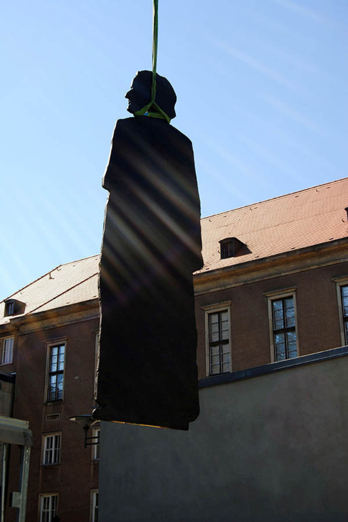 Foto: Leipzig - Richard Wagner Denkmal - Aufstellung des Denkmals am 15. Mai 2013 | Das Team hinter BILDLEXIKON LEIPZIG bündelt historische wie aktuelle Informationen über die Stadt Leipzig in Text und Bild auf einer Plattform und stellt diese der interessierten Öffentlichkeit zur Verfügung.