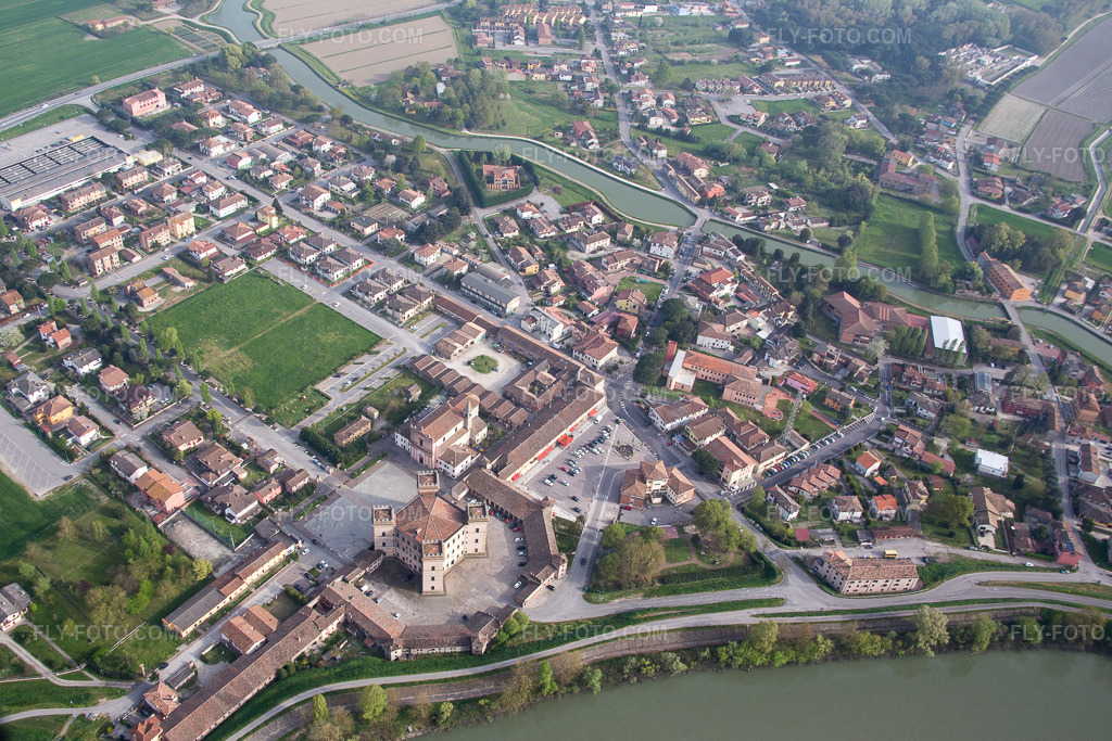 Aerial view: View of the town in Mesola in the state Ferrara, Italy. – Photo: IMG_087305.jpg taken on 04/05/2016 by Werner Riehm/FLY-FOTO.com – Resolution of the original: 5179 x 3453 px