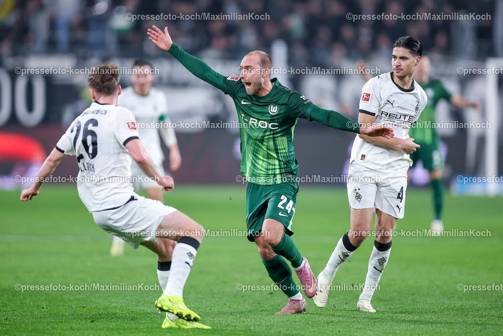 BMG13122502173 | 13.12.2025, Fußball, Borussia Mönchengladbach - VfL Wolfsburg, 1. Fußball Bundesliga, 14.Spieltag, Borussia-Park, Saison 2025 2026: Christian Eriksen&nbsp;(VfL Wolfsburg #24) gestikulierend auf dem Spielfeld  neben Lukas Ullrich&nbsp;(Borussia Mönchengladbach #26)  und Kevin Diks&nbsp;(Borussia Mönchengladbach #04) DFB regulations prohibit any use of photographs as image sequences and or quasi-video.