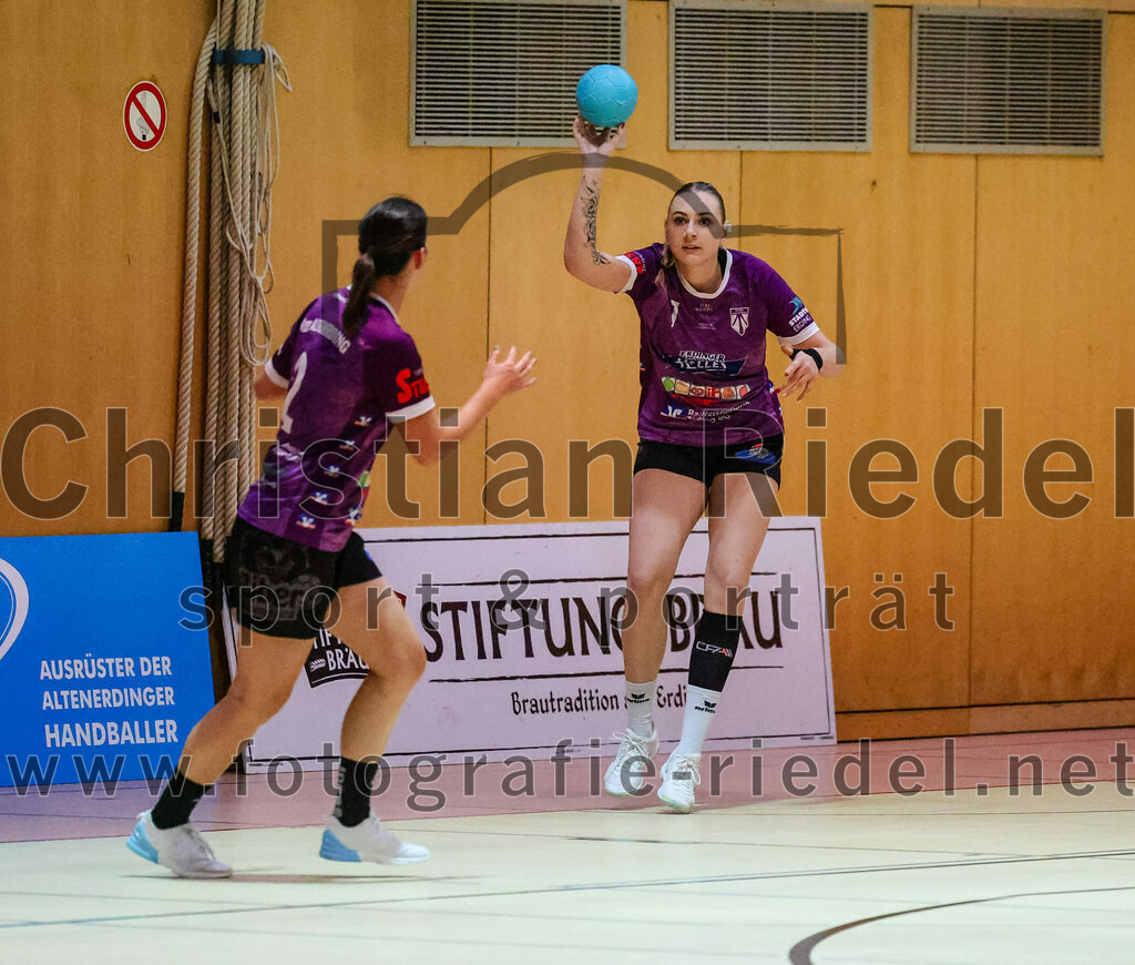 2023-11-04_088_SpVgg_Altenerding_gegen_TV_Altoetting | Erding, Deutschland, 04.11.2023:
Handball, Bezirksoberliga Frauen Altbayern 2023 / 2024, 6. Spieltag, SpVgg Altenerding gegen TV Altötting, Endergebnis: 28:26

Janina Konrad (SpVgg Altenerding, #2), Lena Marie Becker (SpVgg Altenerding, #7)

Foto: Christian Riedel / fotografie-riedel.net