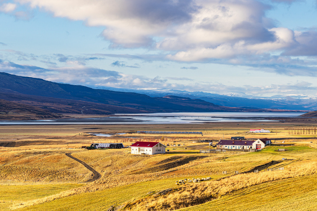 Blick über den See Lagarfljót auf schneebedeckte Berge im Osten von Island | Blick über den See Lagarfljót auf schneebedeckte Berge im Osten von Island.