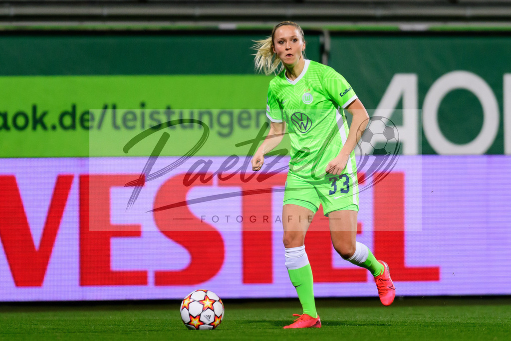 WOBJUV20211118_112 | Fussball, Frauen: Turid Knaak (VfL Wolfsburg) in Aktion, am Ball, Einzelaktion bei dem Spiel der UEFA Women´s Champions League zwischen VfL Wolfsburg und Juventus Turin im AOK-Stadion am 18.11.2021 in Wolfsburg, Deutschland. - Realisiert mit Pictrs.com