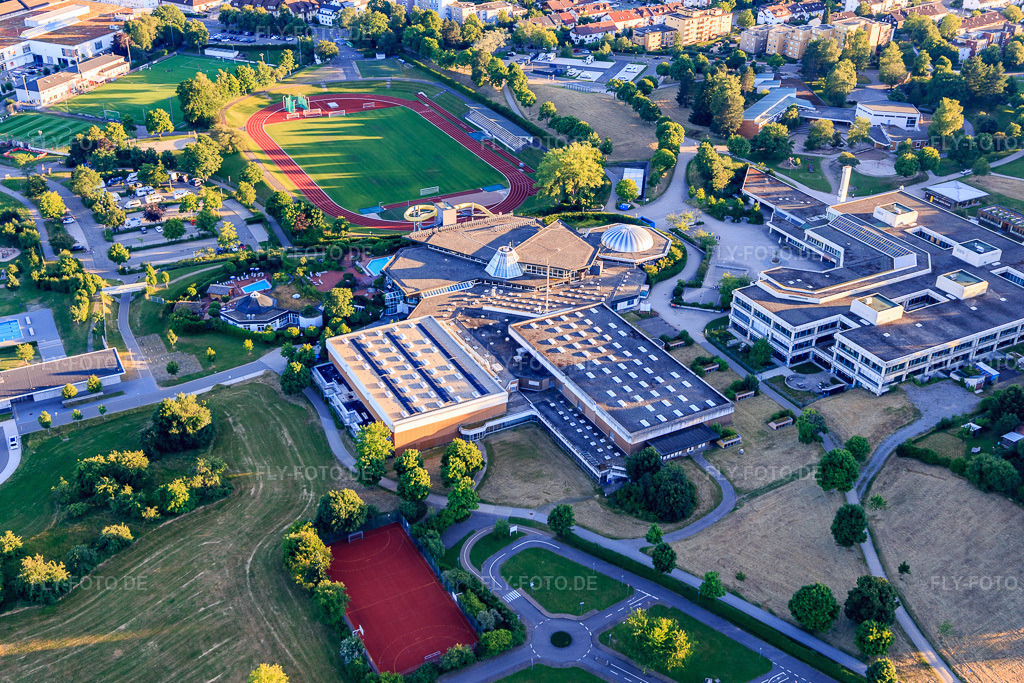 Luftbild: Panorama-Bad Freudenstadt, Hermann-Saam-Sportfeld der Spielvereinigung Freudenstad, Theodor-Gerhardt-Schule, Kepler Gymnasium, Jugendverkehrsschule Freudenstadt, Stadionhalle und Kreishalle in Freudenstadt im Bundesland Baden-Württemberg in Deutschland. – Foto: IMG_149005.jpg vom 28.06.2025 durch Werner Riehm/FLY-FOTO.de – Auflösung des Originals: 5230 x 3486 px – Badespaß, Familienerlebnis und Entspannung im Schwarzwald · Panorama-Bad Freudenstadt – Spielvereinigung Freudenstadt – Aktuelles – Kreisverkehrswacht Freudenstadt e. V. - Landesverkehrswacht Baden-Württemberg e. V – Stadt Freudenstadt