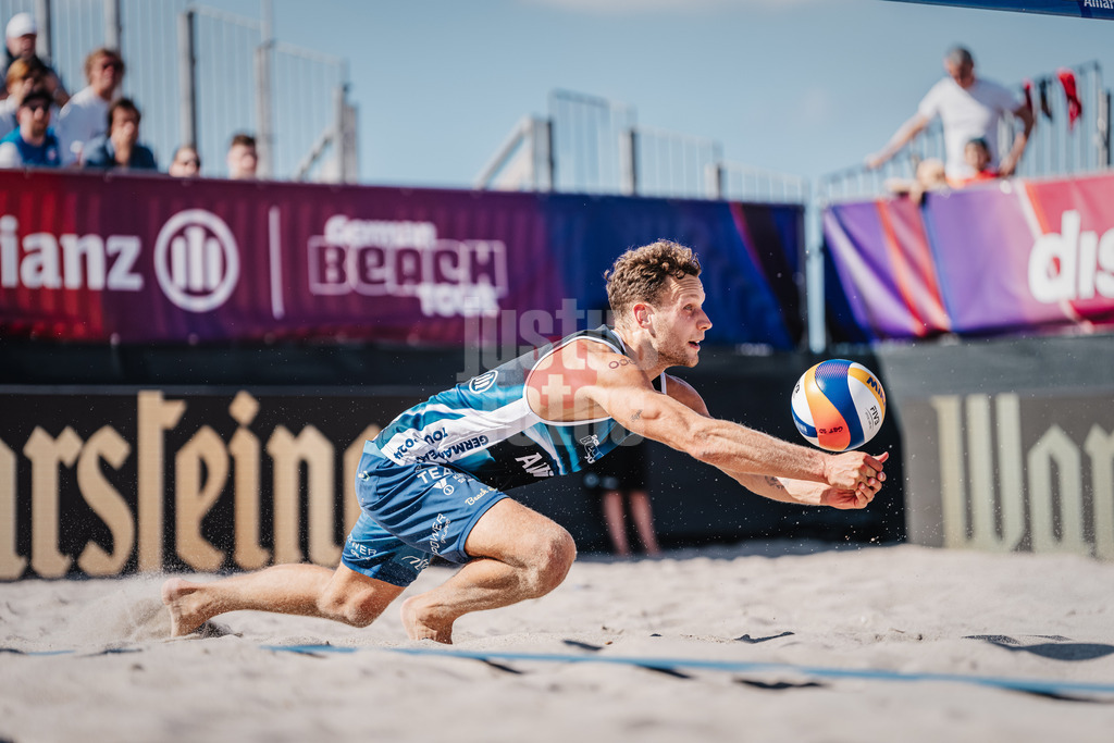 Beachvolleyball | Männer  | Allianz German Beach Tour 2024 | Tourstop Kühlungsborn | 10.08.2024 | Eric Stadie spielt den Ball