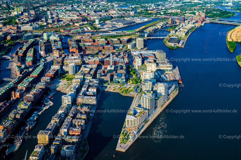 Hamburg_Hübenerkai_Strandhöft_Strandkai_Hafencity_ELS_8236160625 | HAMBURG 16.06.2025 Mehrfamilienhaus- Wohnanlage der " DC DEVELOPMENTS GMBH & CO. KG " am Strandkai im Ortsteil HafenCity in Hamburg, Deutschland. Weiterführende Informationen bei: AUG. PRIEN Immobilien  Gesellschaft für Projektentwicklung mbH,  DC Developments GmbH & Co. KG,  Hadi Teherani Architects GmbH,  Ingenhoven architects GmbH,  KoHa Bauausführungen und Immobilien GmbH,  LRW Architekten und Stadtplaner Loosen, Rüschoff + Winkler  PartG mbB,  leonwohlhage Gesellschaft von Architekten mbH. // Multi-family residential complex of "DC DEVELOPMENTS GMBH & CO. KG" on Strandkai in the HafenCity district of Hamburg, Germany. Further information at: AUG. PRIEN Immobilien  Gesellschaft fuer Projektentwicklung mbH,  DC Developments GmbH & Co. KG,  Hadi Teherani Architects GmbH,  Ingenhoven architects GmbH,  KoHa Bauausfuehrungen und Immobilien GmbH,  LRW Architekten und Stadtplaner Loosen, Rueschoff + Winkler  PartG mbB,  leonwohlhage Gesellschaft von Architekten mbH. Foto: Martin Elsen