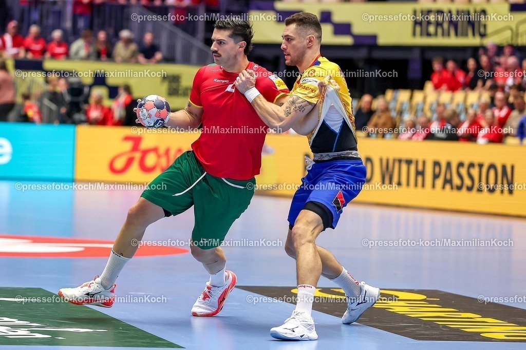 EHF16012601001 | 16.01.2026, Handball, Men's EHF EURO 2026, Portugal - Rumänien, Jyske Bank Boxen in Herning, Dänemark, Preliminary Round:  Antonio Antunes Baeta Rodrigues Areia (Portugal #25) im Zweikampf gegen   Radu Cristian Ghita (Romania #13) 