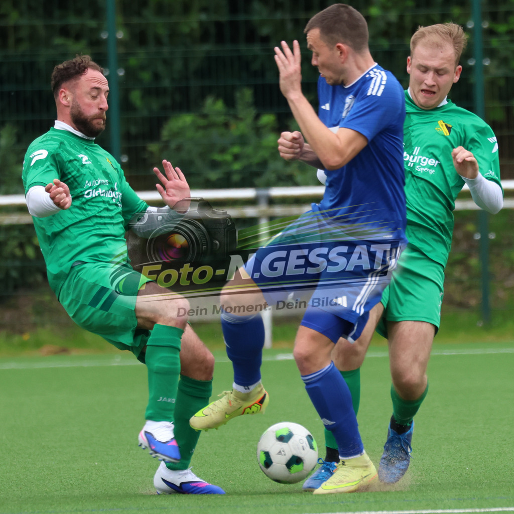 SC Enger - SV Enger-Westerenger | Auf dem Bild zu sehen: grün SC Enger v.l.: Alexander Tiefenbach, Luis Büscher ; blau SV Enger-Westerenger: Tim Deidersen SC Enger, SV Enger-Westerenger, Saison 25/26, Kreisliga A, Enger, Deutschland - Realisiert mit Pictrs.com