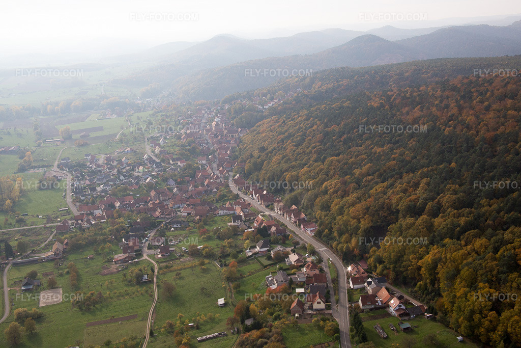 Aerial view: View of the town in Offwiller in the state Bas-Rhin, France.Photo: IMG_084795.jpg taken on 10/24/2015 by Werner Riehm/FLY-FOTO.comResolution of the original: 5472 x 3648 px