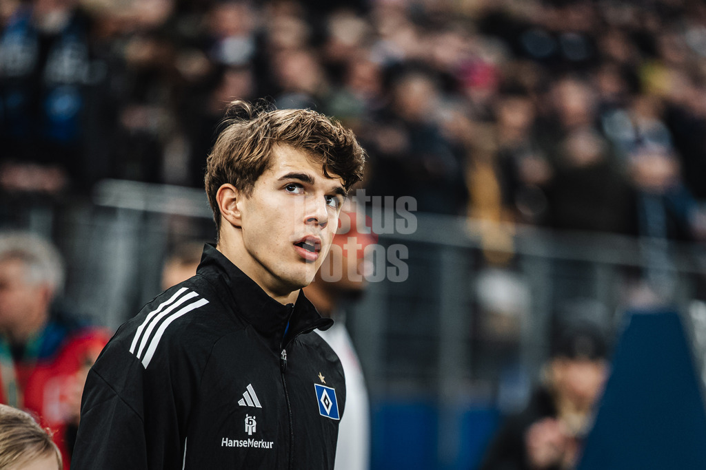 Fußball | Männer | Saison 2025/2026 | 1. Fußball-Bundesliga | 15. Spieltag | Hamburger SV vs. Eintracht Frankfurt | 20.12.2025 | Luka Vuskovic (#44, HSV) beim Einlauf in die Arena