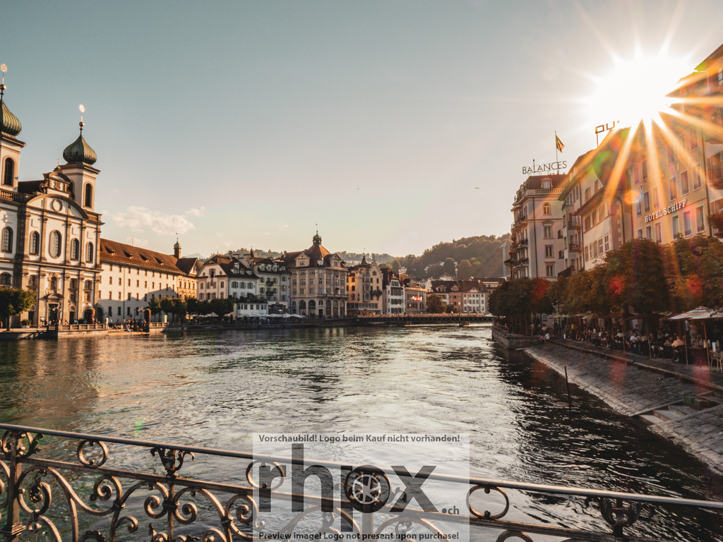 Sommerliches Luzern | Licht. Geschichte. Fluss.
Die warme Sommersonne taucht die Ufer der Reuss in ein goldenes Licht und lässt Luzern erstrahlen. Das Spiel von Licht und Schatten auf der Brücke fängt die friedliche Atmosphäre eines Nachmittags in der Leuchtenstadt perfekt ein.
Wähle unter "Produktauswahl" dein Wunschformat: Vom klassischen Wandbild über Puzzle &amp; Tassen bis zum digitalen Download (z.B. als Handy-Hintergrund).
 - Realisiert mit Pictrs.com