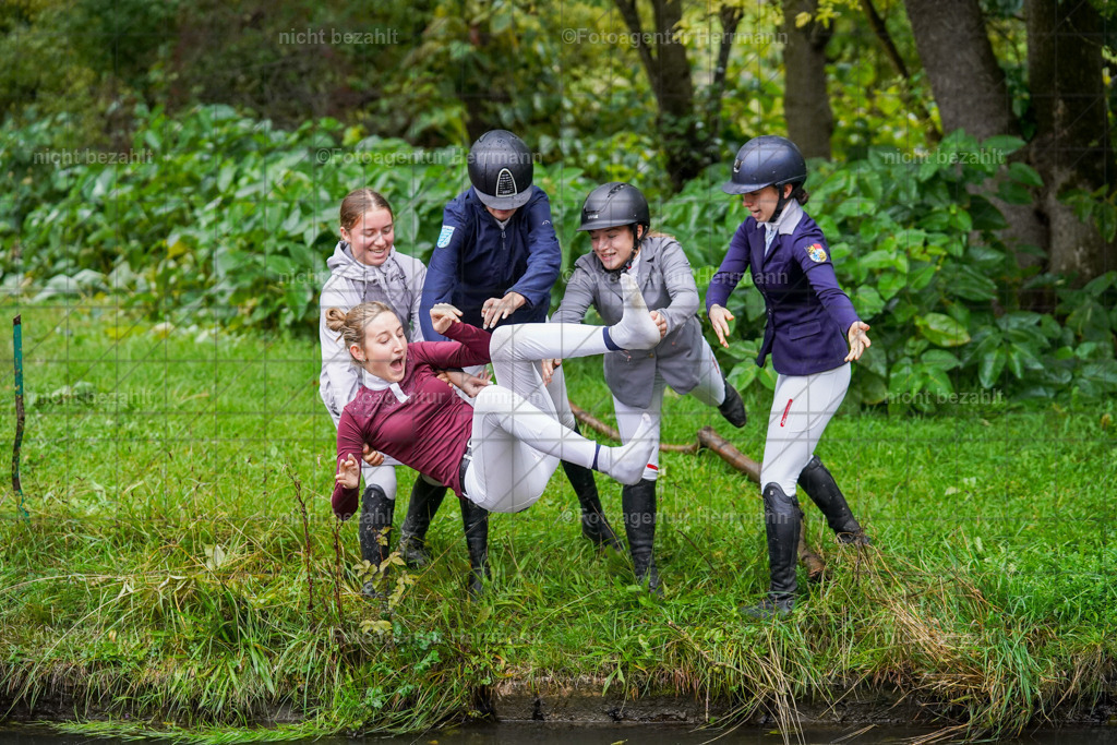 20221002-FAH09516 | Obberbayerische Meisterschaften Vielseitigkeit 2022, Schwäbische Meisterschaften Vielseitigkeit 2022, Mertingen, Schwaben, Bayern, Geländeturnier, Buschreiter, Turnierfotografen Bayern, Fotoagentur Herrmann,  Bayerische Meisterschaften VS Jun. / JR / Pony:, Turnierbilder, Pferdebilder, Turnierfotos, Pferdesortfotografie, Reitsportfotograf, Pferdeshooting