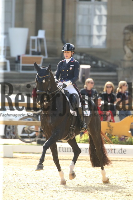 Ludwigsburg_2022_Prfg.Nr.03_FEI Grand Prix_Susan Dutta_Don Design Dc (6) | Alle Fotos der Reiterjournal Fotografin Doris Matthaes im Reiterjournal Online-Fotoshop. - Realisiert mit Pictrs.com