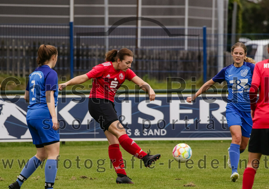 2023-10-07_071_FC_Langengeisling_gegen_MTV_Diessen_Ammersee | Erding, Deutschland, 07.10.2023:
Fußball, Bezirksoberliga 2023 / 2024, 6. Spieltag, FC Langengeisling gegen MTV Diessen/Ammersee, Endergebnis: 0:3

Stephanie Karbaumer (FC Langengeisling, #3), Magdalena Bonomo (MTV Diessen/Ammersee, #18), Rebecca Hawkins (FC Langengeisling, #15)

Foto: Christian Riedel / fotografie-riedel.net