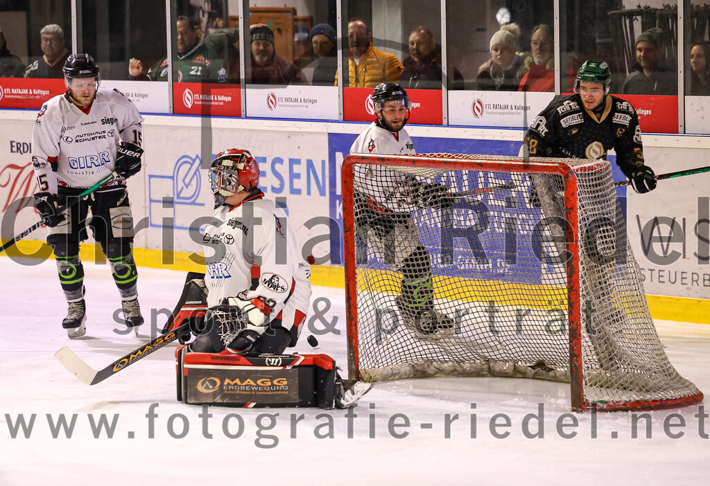 2024-03-08_070_TSV_Erding_gegen_EHC_Koenigsbrunn | Erding, Deutschland, 08.03.2024:
Eishockey, Bayernliga Playoffs 2023 / 2024, 1. Spieltag, TSV Erding gegen EHC Königsbrunn, Endergebnis: 3:0

Torwart Stefan Vajs (EHC Königsbrunn, #32), Paul Pfenninger (Erding Gladiators, #58)

Foto: Christian Riedel / fotografie-riedel.net