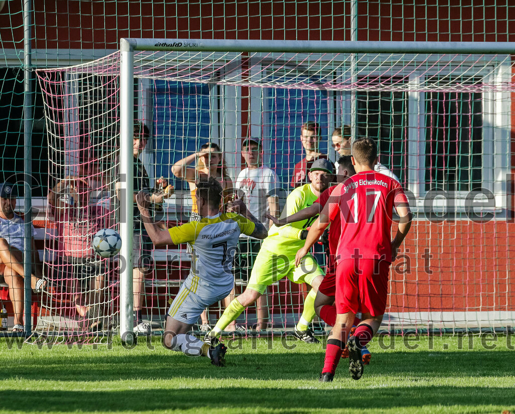 2023-08-18_121_SpVgg_Eichenkofen_gegen_FC_Langenpreising | Erding, Deutschland, 18.08.2023:
Fußball, A-Klasse 2023 / 2024, 3. Spieltag, SpVgg Eichenkofen gegen FC Langenpreising, Endergebnis: 0:2

Christoph Reithmeier (SpVgg Langenpreising, #7), Torwart Dennis Just (SpVgg Eichenkofen, #1), Julian Niedermair (SpVgg Eichenkofen, #17)

Foto: Christian Riedel / fotografie-riedel.net