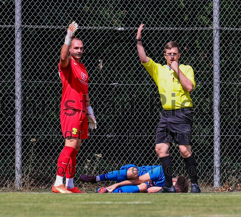 2023-07-22_083_FC_Eitting_gegen_FC_Moosinning | Eitting, Deutschland, 22.07.2023:
Fußball, Kreisliga 2023 / 2024, Testspiel, FC Eitting gegen FC Moosinning, Endergebnis: 0:4

Torwart Aaron Siegl (FC Moosinning, #27), Jonas Heinritzi (FC Eitting, #8), Schiedsrichter Andreas Hettenkofer

Foto: Christian Riedel / fotografie-riedel.net