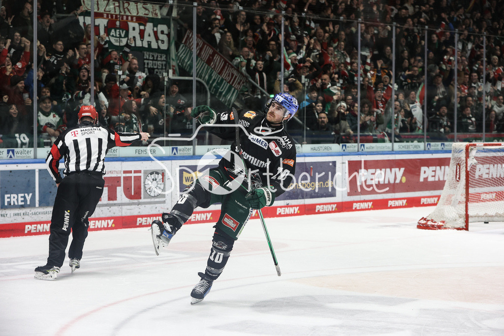 Augsburger Panther - ERC Ingolstadt | Chirs COLLINS (AEV #10) jubelt nach dem Siegtreffer gegen Ingolstadt / Freude / Tor