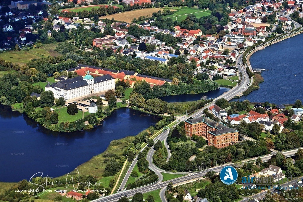 Luftbilder Ostseefjord Schlei, Schloss Gottorf, Oberlandesgericht, Anflug Westen | Schloss Gottorf in Schleswig: 1268 ging Gottorf in den Besitz Herzog Erichs I. von Schleswig über, nachdem dieser die Burg gegen die Burg von Schwabstedt getauscht hatte.