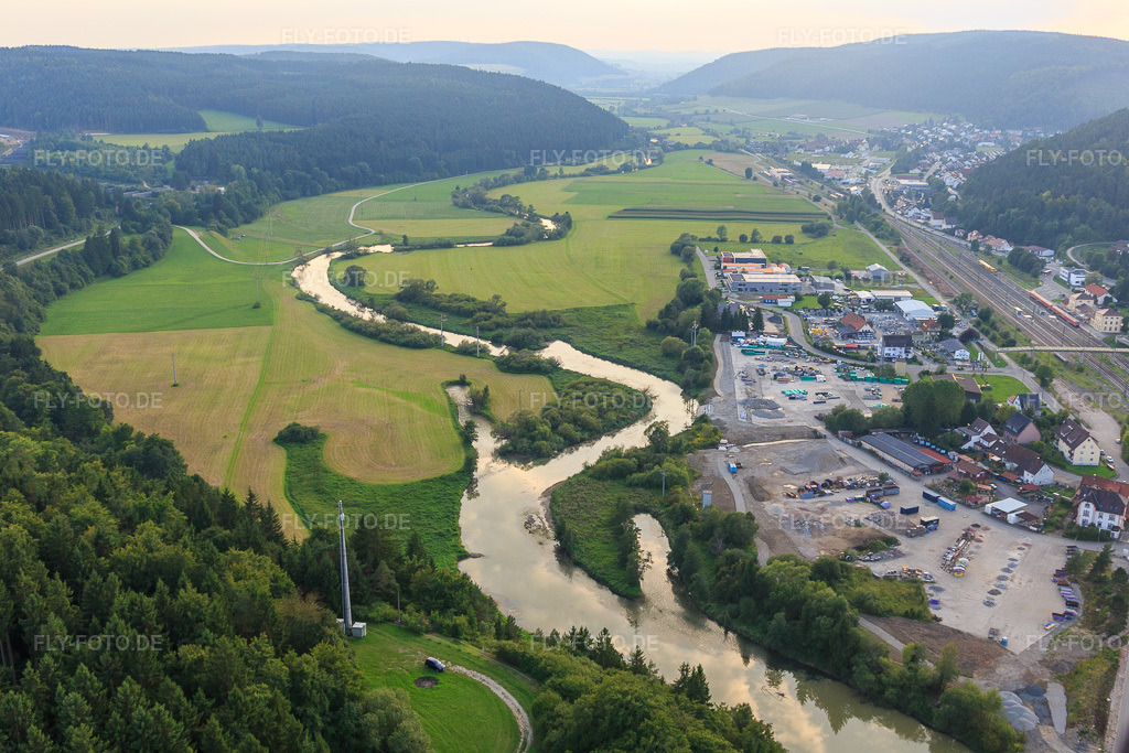 Luftbild: Donaupark und Gewerbepark zwischen Verlauf der Donau und Güterbahnhof mit Lucioan Ferraro Natursteinhandel, Nino Ferraro Containerservice und Neumann Metalltechnik in Immendingen im Bundesland Baden-Württemberg in Deutschland. Foto: IMG_102771.jpg vom 25.08.2017 durch Werner Riehm/FLY-FOTO.deWWW.NEUMANN-METALLTECHNIK.DE