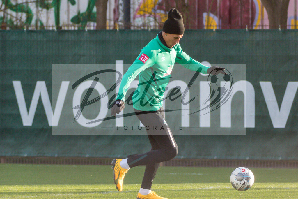 20200218_TRASVW_0080 | Fussball, Herren: Davie Selke (Werder Bremen) in Aktion, am Ball, Einzelaktion waehrend der Trainingseinheit des SV Werder Bremen auf dem wohninvest Weserstadion Trainingsplatz am 18.02.2020 in Bremen, Deutschland. - Realisiert mit Pictrs.com