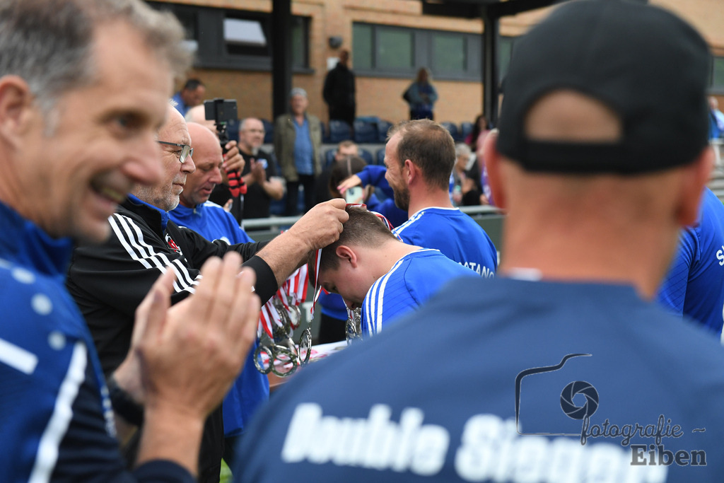 1. FC Nordenham-SV GOTANO | Kreispokal Finale Jade-Weser-Hunte 1. Mannschaften; 1.FC Nordenham (weiß)-SV GOTANO (blau) am 15.06.2025 in Rastede (Sportanlage Köttersweg), Photo: Philip Eiben 2025 - Realisiert mit Pictrs.com