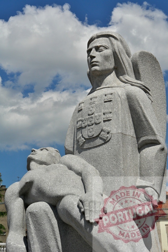 Angel of Portugal war memorial holding fallen soldier. Region Norte - Portugal | Angel statue in granite holding a fallen soldier, representing a war memorial under blue sky - Realisiert mit Pictrs.com