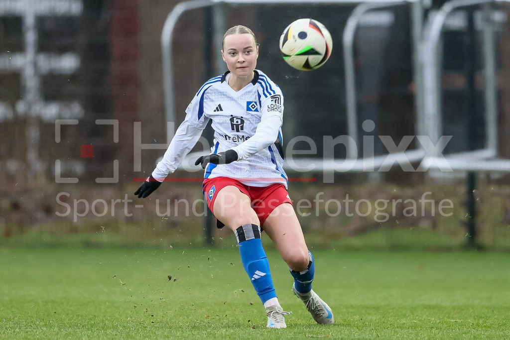 Fussball, 2. Frauen-Bundesliga, Hamburger SV - SV Meppen | v.li.: Mia Büchele (Hamburger SV, 17) am Ball, Freisteller, Einzelbild, Ganzkörper, Aktion, Action, Spielszene, DIE DFB-RICHTLINIEN UNTERSAGEN JEGLICHE NUTZUNG VON FOTOS ALS SEQUENZBILDER UND/ODER VIDEOÄHNLICHE FOTOSTRECKEN. DFB REGULATIONS PROHIBIT ANY USE OF PHOTOGRAPHS AS IMAGE SEQUENCES AND/OR QUASI-VIDEO.