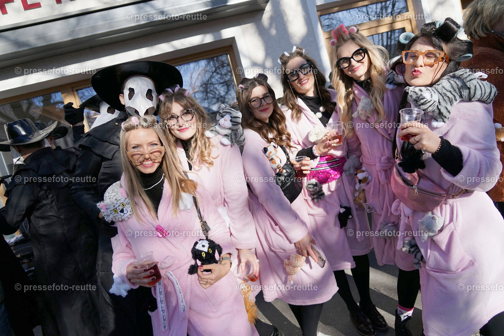 news-2023-Feb16-Unsinniger_Fasching_Reutte-sony-DSC02610 | Info aus dem Bezirk Reutte/Ausserfern Tirol sowie eine umfangreiche Bilddatenbank über die gesamte Region: Lechtal, Talkessel Reutte, Tannheimertal, Zwischentoren. Lech, Plansee, Zugspitze, Grenztunnel, B179, Fernpassstraße, Verkehr, Lawinen, Tradition, - Realisiert mit Pictrs.com