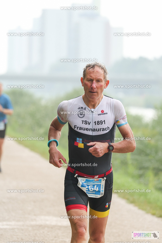 LUR_1194 | 34. M-net Erlanger Triathlon 2025 #erlangertriathlon  #mnettriathlon2025 #mnettriathlon #team #olympischedistanz #mitteldistanz #triathlon #maindonaukanal  #erlangertriathlon2025 #yourpictrs #tv1848 #tv1848erlangen  #triathlonbayern #sportinerlangen #demsportverbunden #sportshot_your_pictrs Copyright: www.sportshot.de